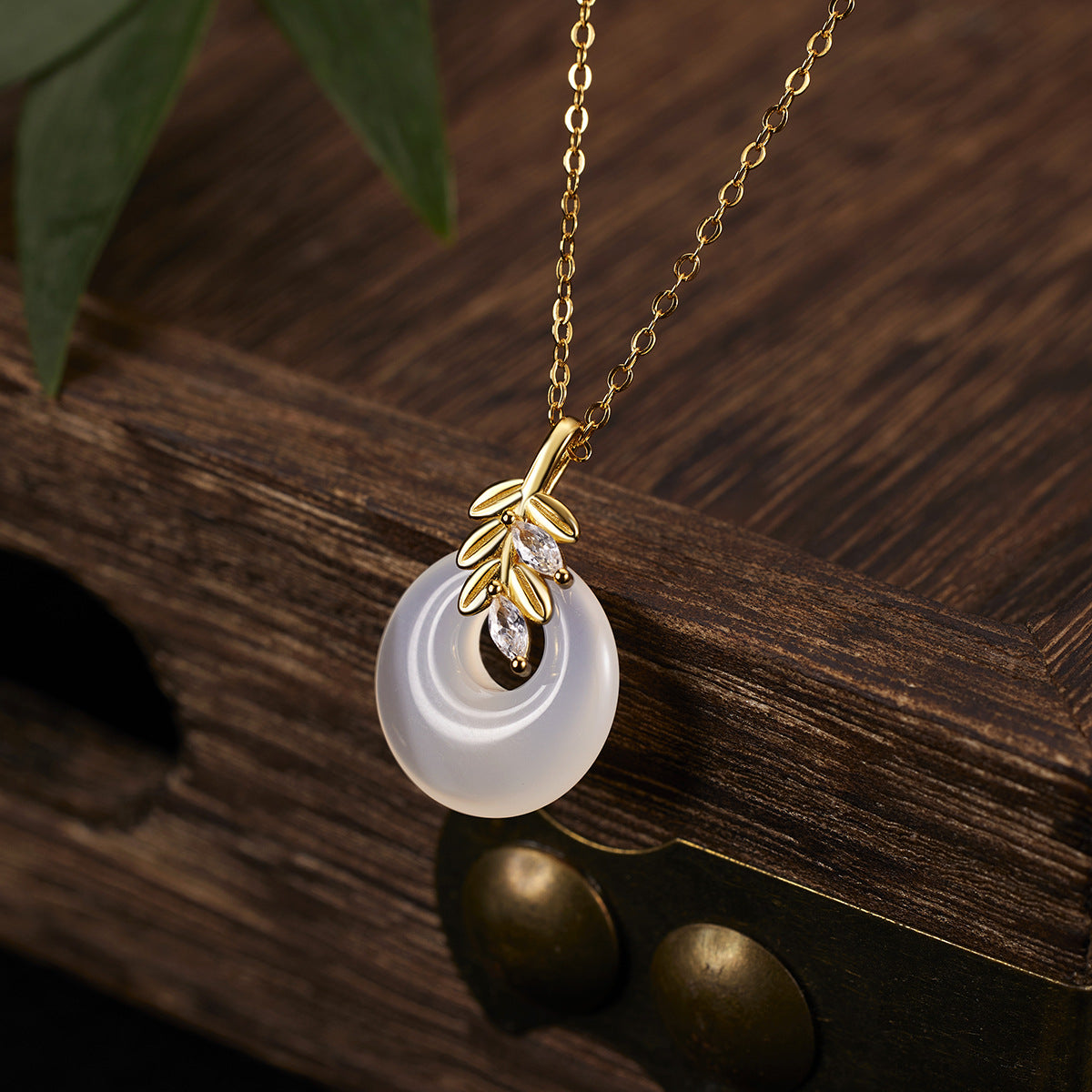 Damen Halskette mit elegantem Donut-Anhänger und zarten Kristallverzierungen Shop Nory