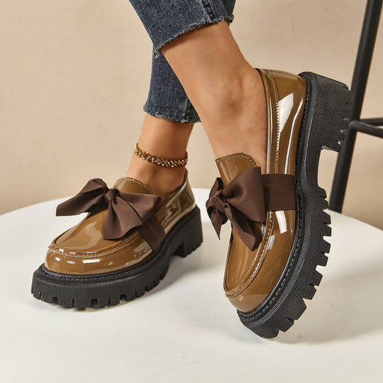 Damen Glänzende Plateau-Loafer mit übergroßer Zierschleife und grober Profilsohle Shop Nory