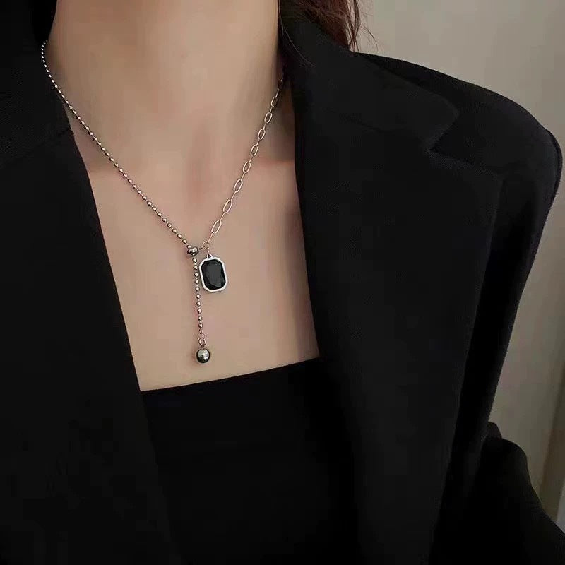 Damen Halskette mit eleganten Anhängern und dekorativen Elementen Shop Nory