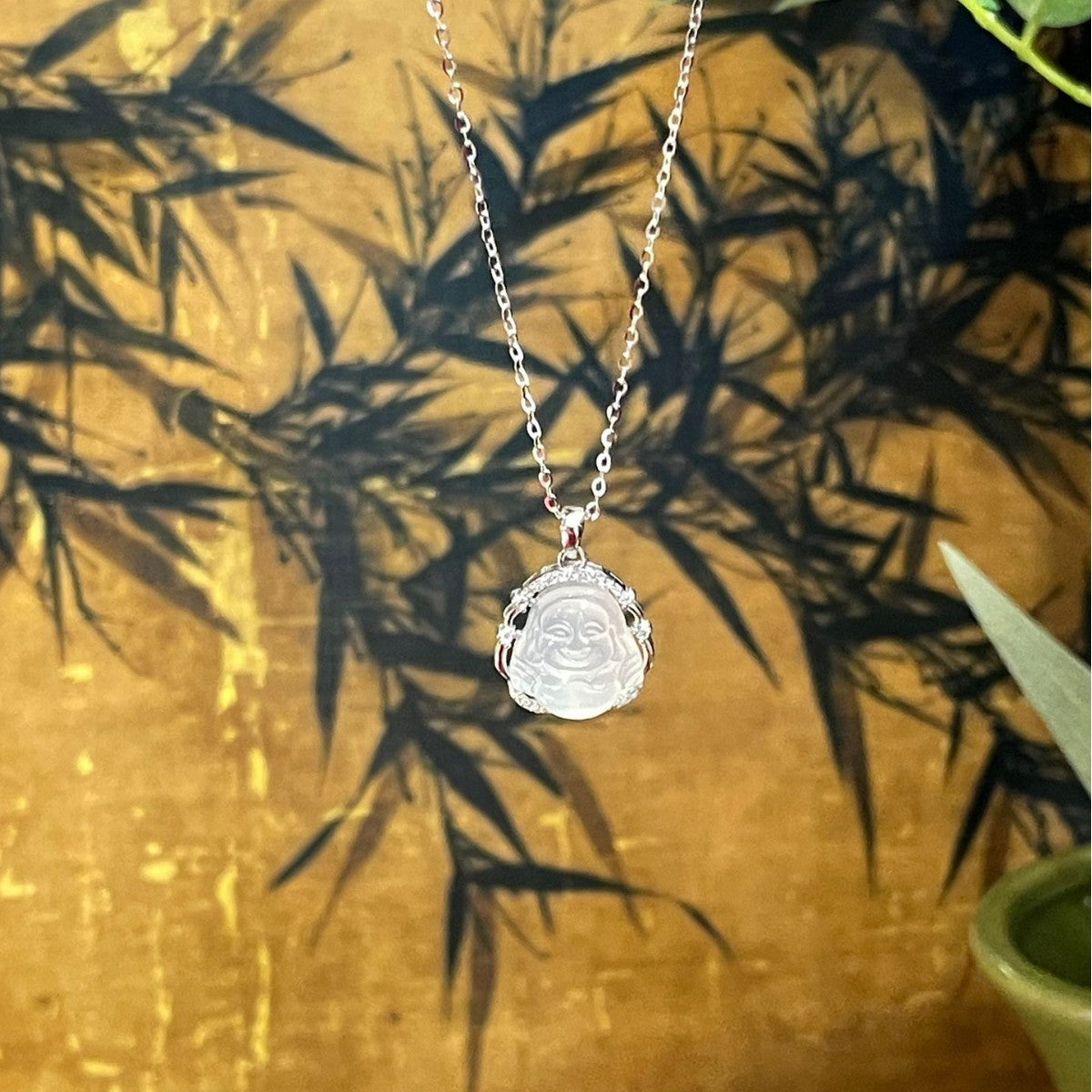 Damen Halskette mit kunstvollem Buddha-Anhänger und strahlenden Zirkonia Shop Nory
