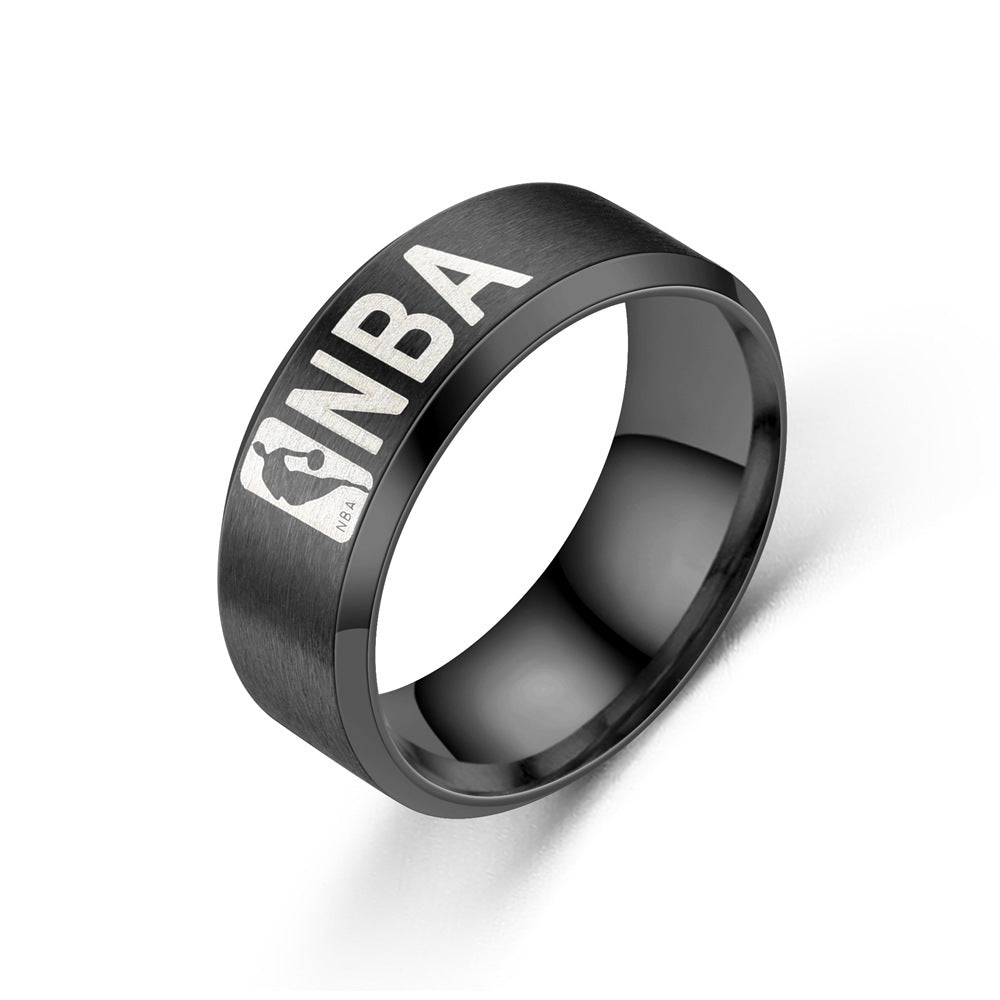 Herren Ring mit initialisiertem NBA-Motiv und eleganter Oberflächenstruktur Shop Nory