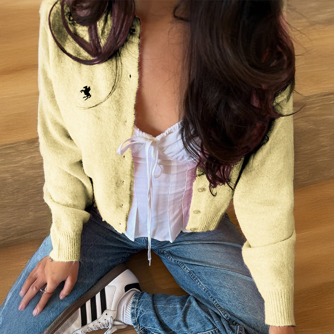 Damen nan kurze Feinstrick‑Strickjacke mit Perlmuttknöpfen, Rundhalsausschnitt und zierlichem Pferde‑Stick Shop Nory