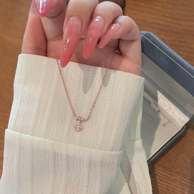 Damen Halskette mit filigranem Anhänger und funkelnden Zirkonia Shop Nory