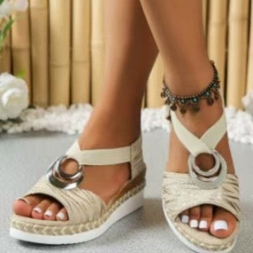 Damen Espadrille-Keil-Sandalen mit geflochtener Bastsohle, elastischem Slingback und großem Metallornament Shop Nory