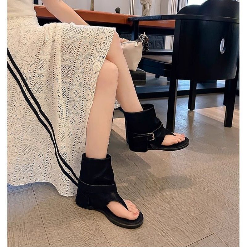 Damen Ankle-Cuff Zehensteg-Sandale mit weitem Schaft und verstellbarem Schnallenriemen Shop Nory