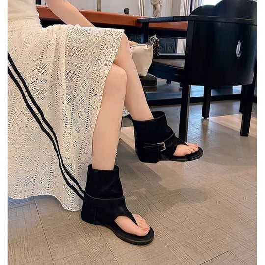 Damen Ankle-Cuff Zehensteg-Sandale mit weitem Schaft und verstellbarem Schnallenriemen Shop Nory