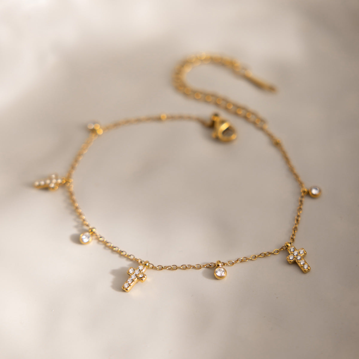 Damen Armband mit funkelnden Kreuzanhängern und hypoallergenem Edelstahl Shop Nory