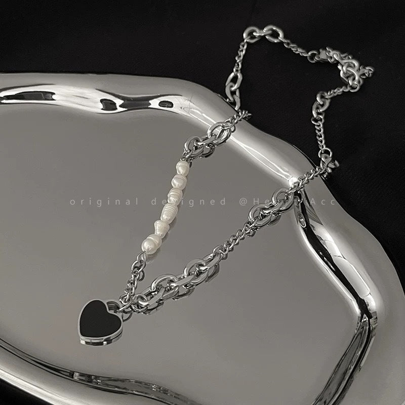 Damen Kette mit Herzanhänger und klassischen Perlendetails Shop Nory