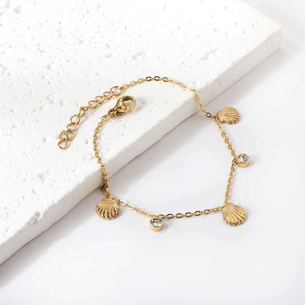 Damen zartes, goldplattiertes Armband mit funkelnden Zirkonia und herzförmigen Anhängern Shop Nory