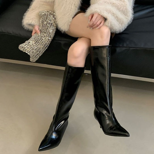 Damen Kniehohe Lackstiefel mit spitzer Zehenform und schlankem Kitten-Absatz Shop Nory