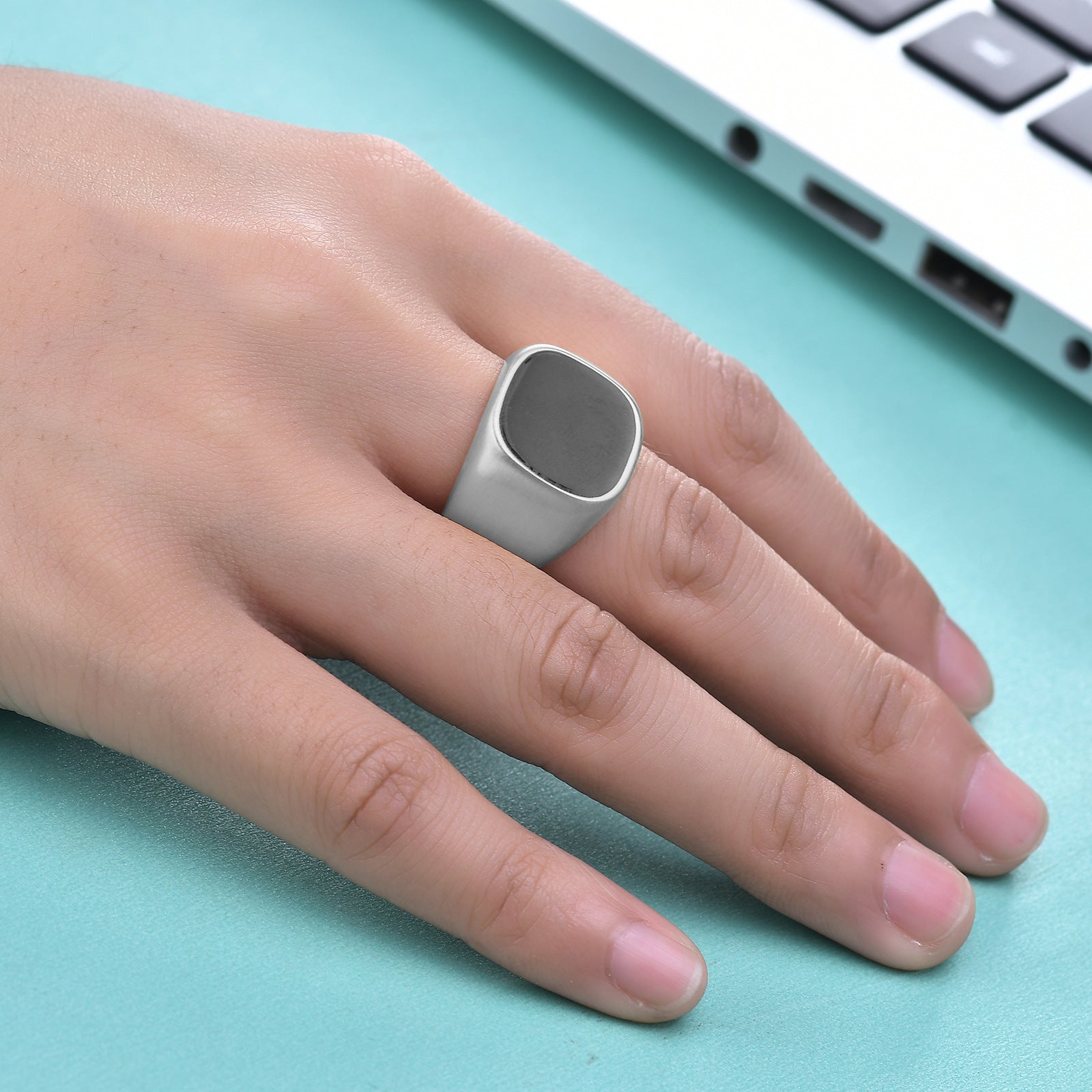 Herren Ring mit quadratischem Onyx-Einsatz und modernem, gebürstetem Design Shop Nory