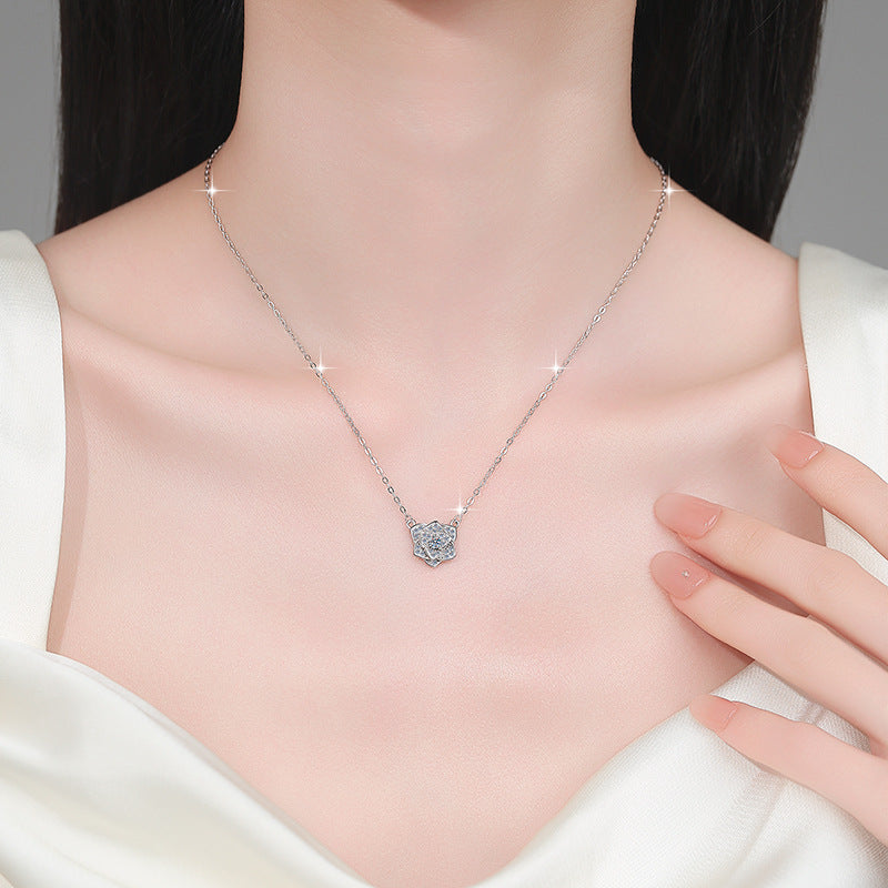 Damen Halskette mit floralen Anhänger und funkelnden Swarovski-Kristallen Shop Nory