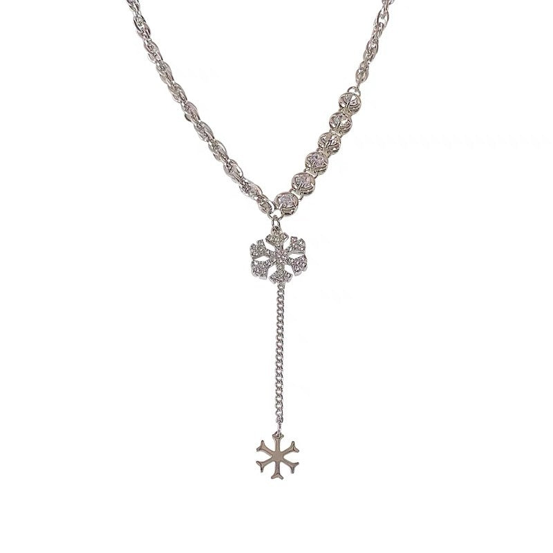 Damen Halskette mit funkelndem Schneeflockenanhänger und eleganten Kristallakzenten Shop Nory
