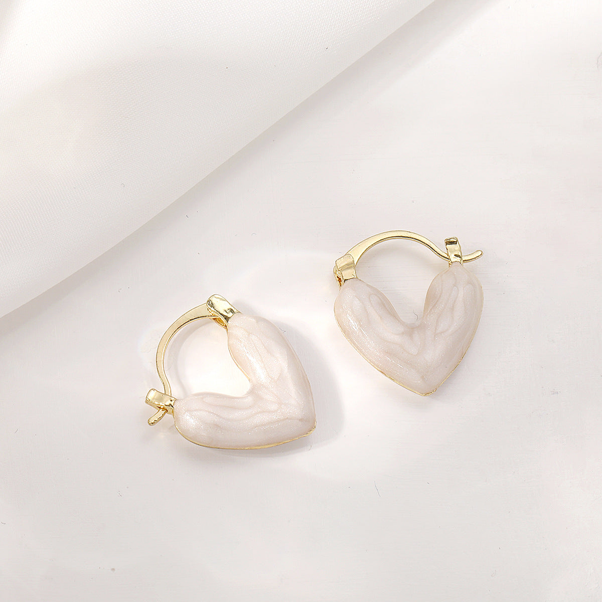 Damen Ohrstecker in Herzform mit elegantem Goldrahmen Shop Nory