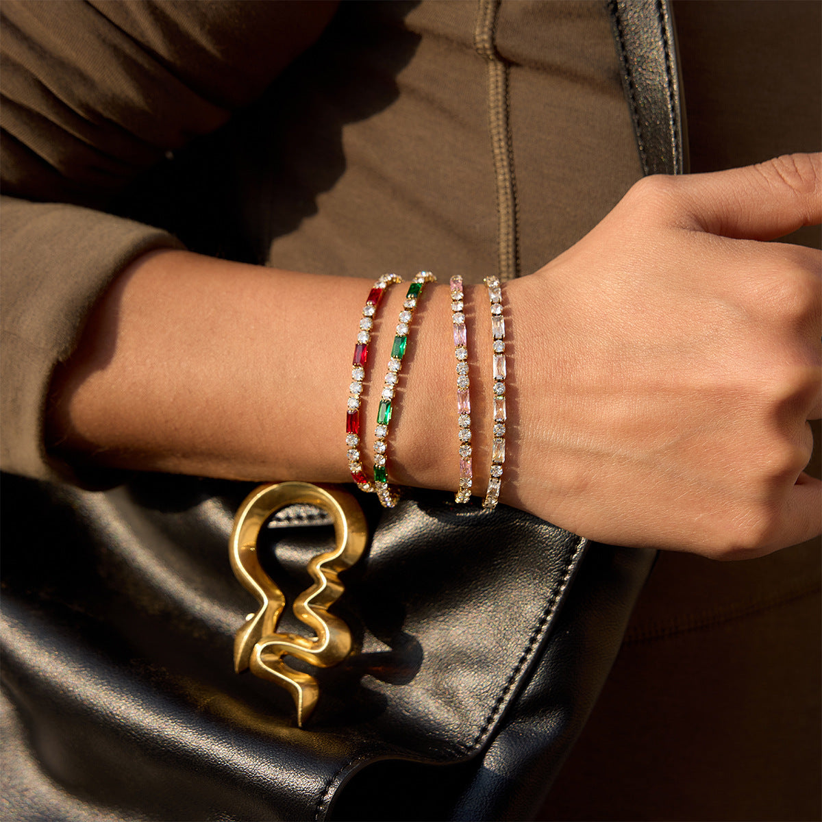 Damen Armband mit funkelnden Zirkonia und rotem Akzent Shop Nory