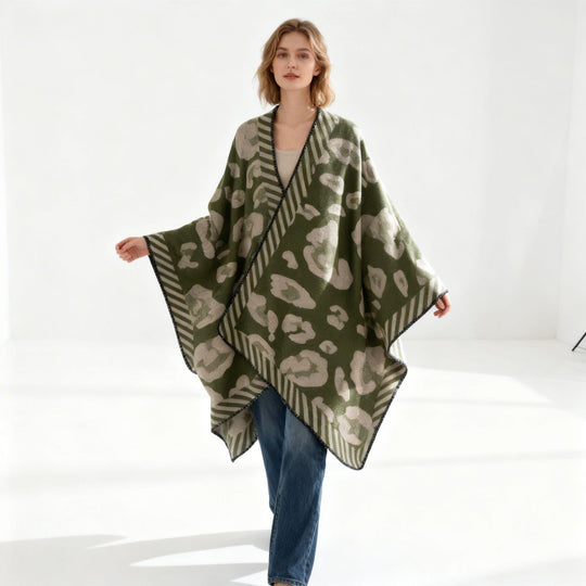 Damen Grobstrick‑Wollcape im Überwurf mit abstraktem Leomuster und Zierkante Shop Nory