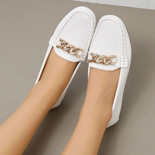 Damen Flexibler Mokassin‑Slipper mit gepolstertem Komfortfußbett und dekorativer Metallkette Shop Nory