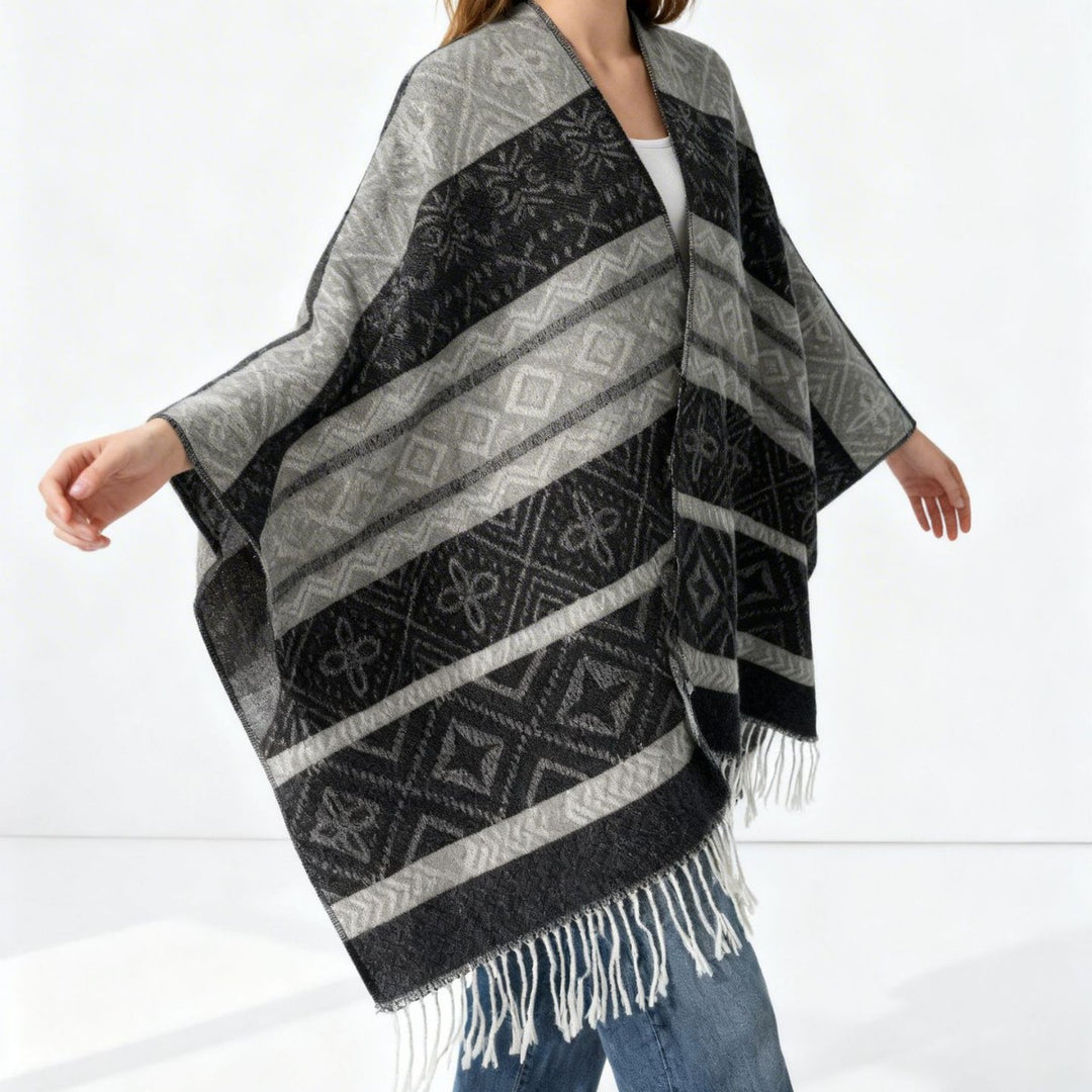 Damen Überwurfcape mit Jacquard‑Strick, V‑Ausschnitt und Fransensaum Shop Nory