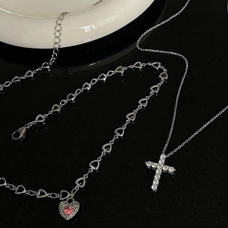 Damen Halskette mit herzförmigem Anhänger und filigranem Gliederdesign Shop Nory