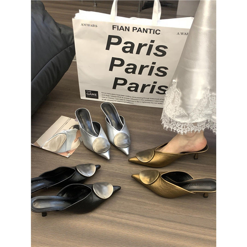 Damen Spitz zulaufende Kitten-Heel Mules mit Metallapplikation Shop Nory
