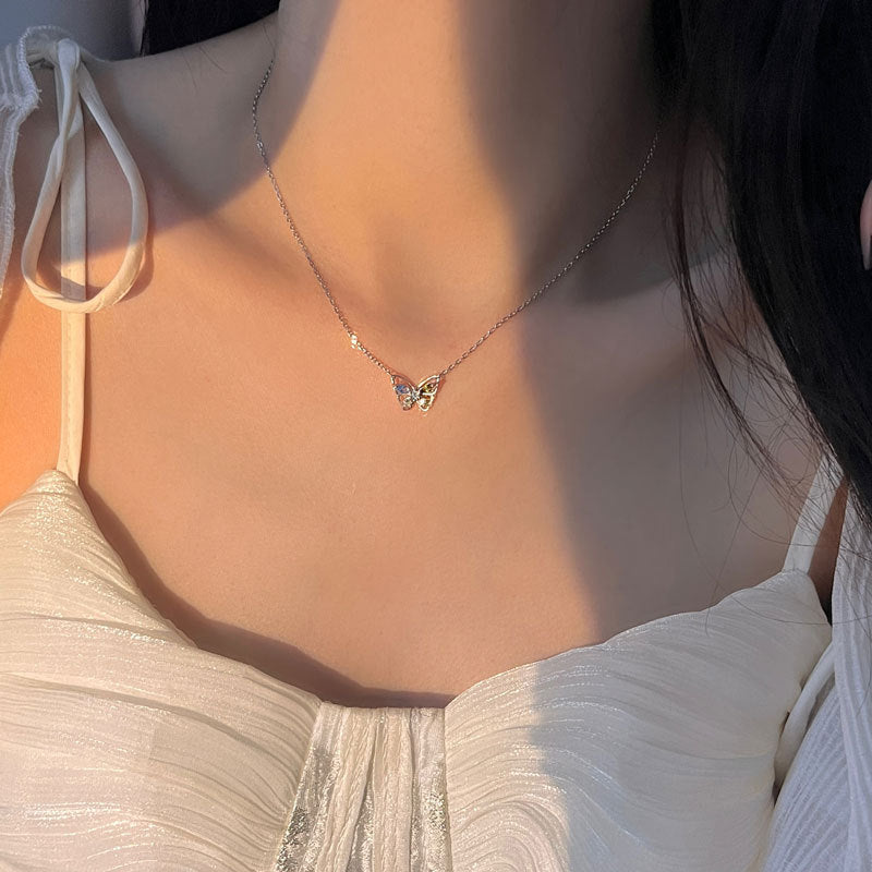 Damen Halskette mit filigranem Schmetterlingsdesign und funkelnden Steinen Shop Nory