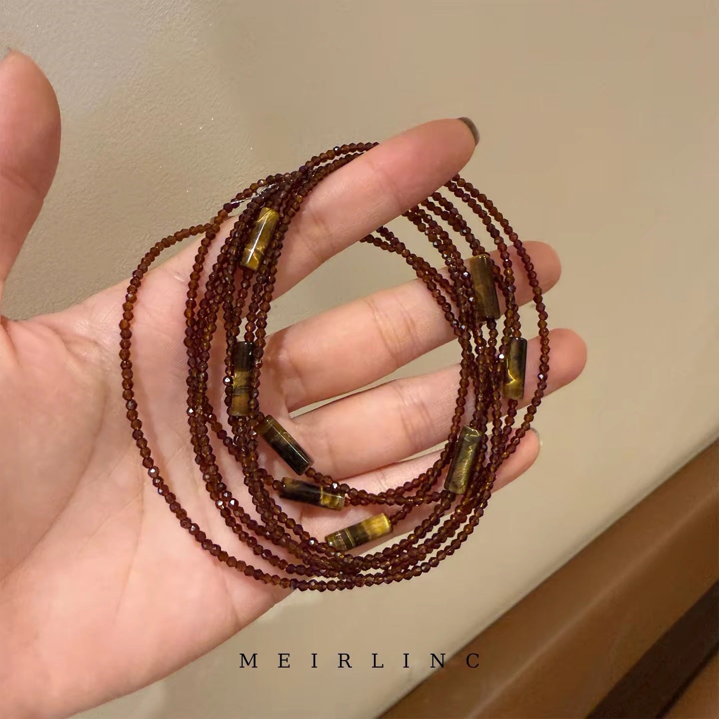 Damen Halskette mit handgefertigten, eleganten Perlen und modernen Metallakzenten Shop Nory