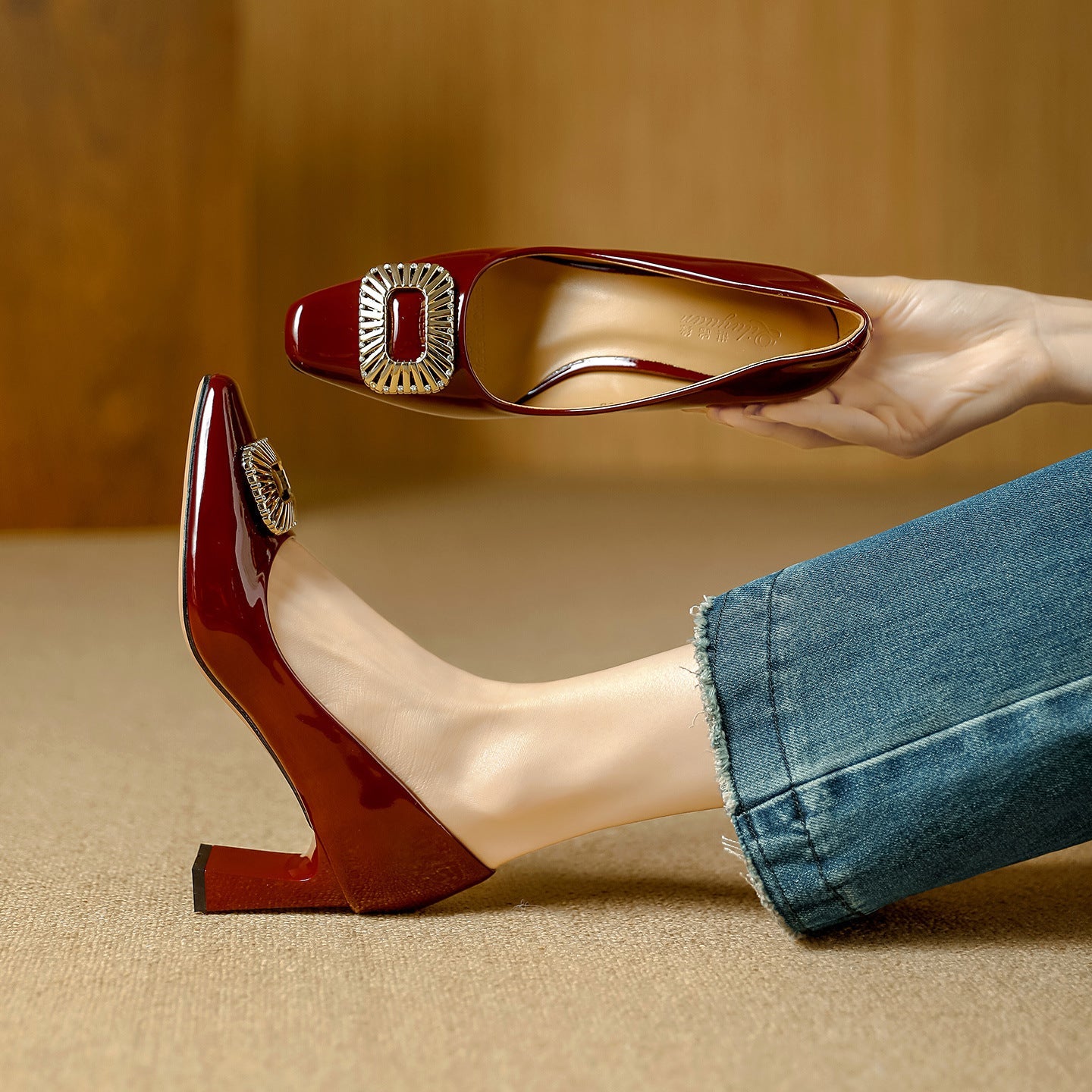 Damen elegante Lackleder-Pumps mit funkelndem Schmuckelement