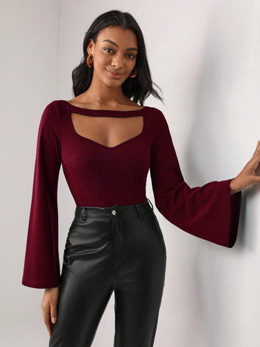 Damen figurbetontes Oberteil mit Cut-Out-Ausschnitt und Glockenärmeln Shop Nory