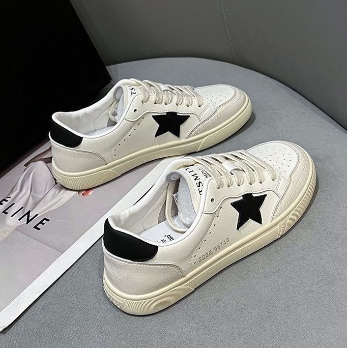 Damen Sneaker mit funkelnden Stern-Applikationen und atmungsaktiver Struktur