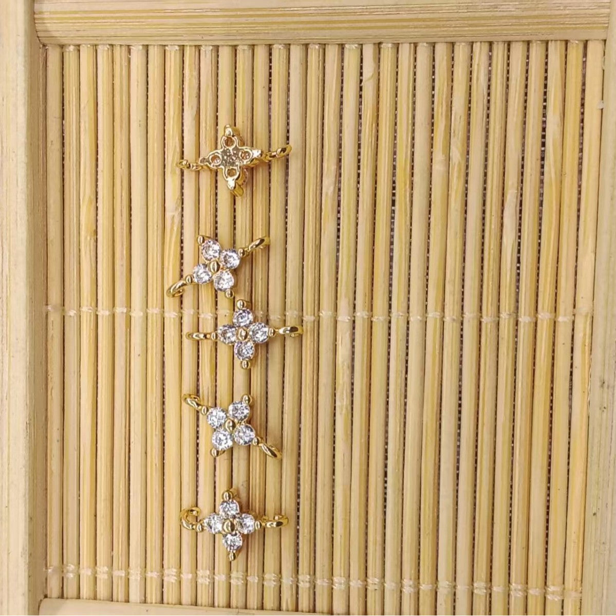 Zierlicher Blüten-Anhänger mit Zirkonia Für Diy Schmuck Vergoldet