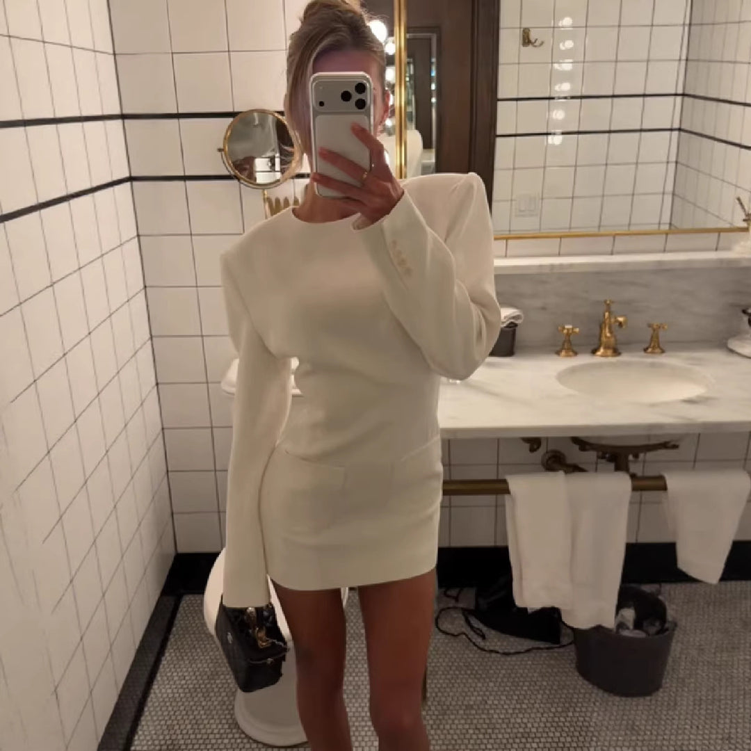 Damen Figurbetontes Mini-Kleid mit betonten Schultern und aufgesetzten Taschen Shop Nory