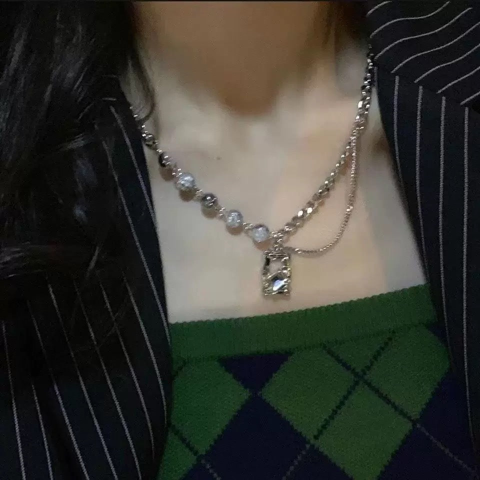 Damen Kette mit einzigartigem Anhänger und funkelnden Perlendetails Shop Nory