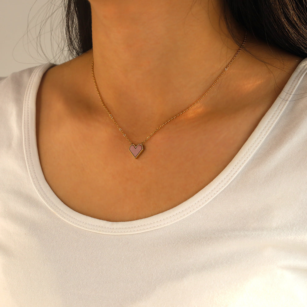 Damen Halskette mit herzförmigem Anhänger und feiner Goldverzierung Shop Nory