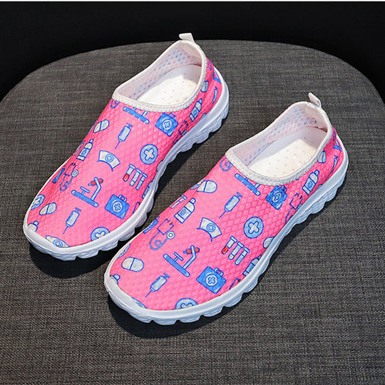 Damen Verspielte Slip-On Sneakers mit medizinischem Cartoon-Print, atmungsaktivem Mesh und gepolsterter Memory-Sohle Shop Nory