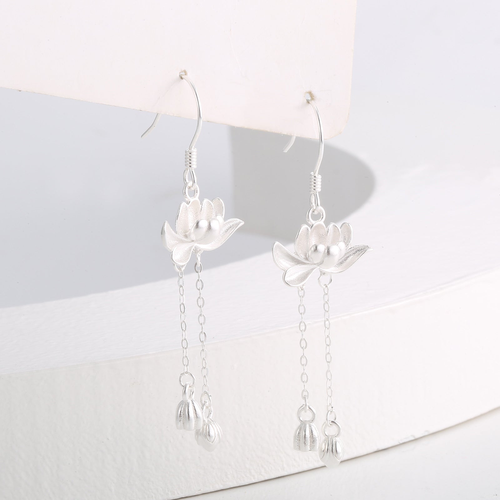 Damen Ohrringe mit elegantem Lotusdesign und feinen Anhängern Shop Nory