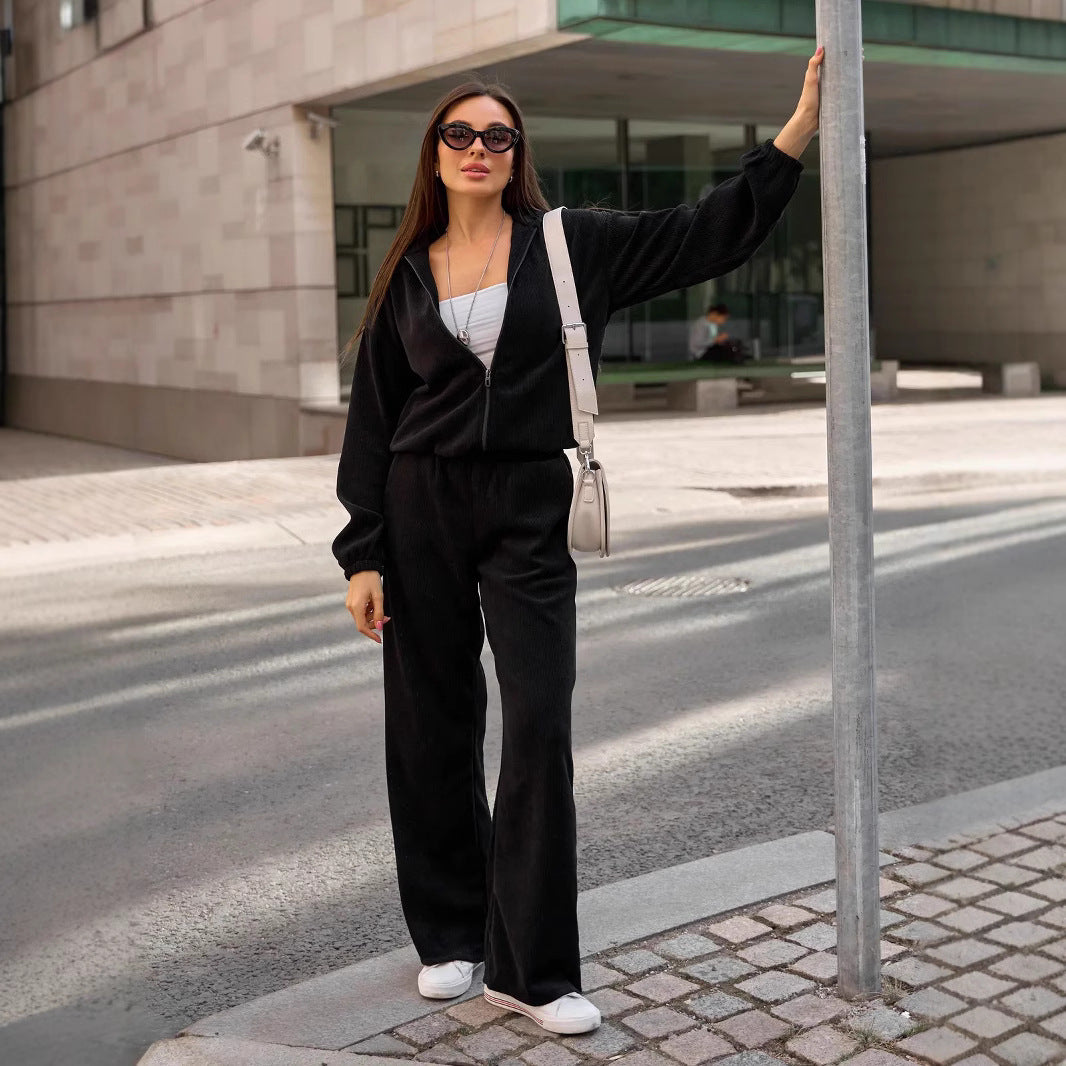 Damen kurz geschnittene Kapuzenjacke und Jogginghose Set aus Cordoptik Shop Nory