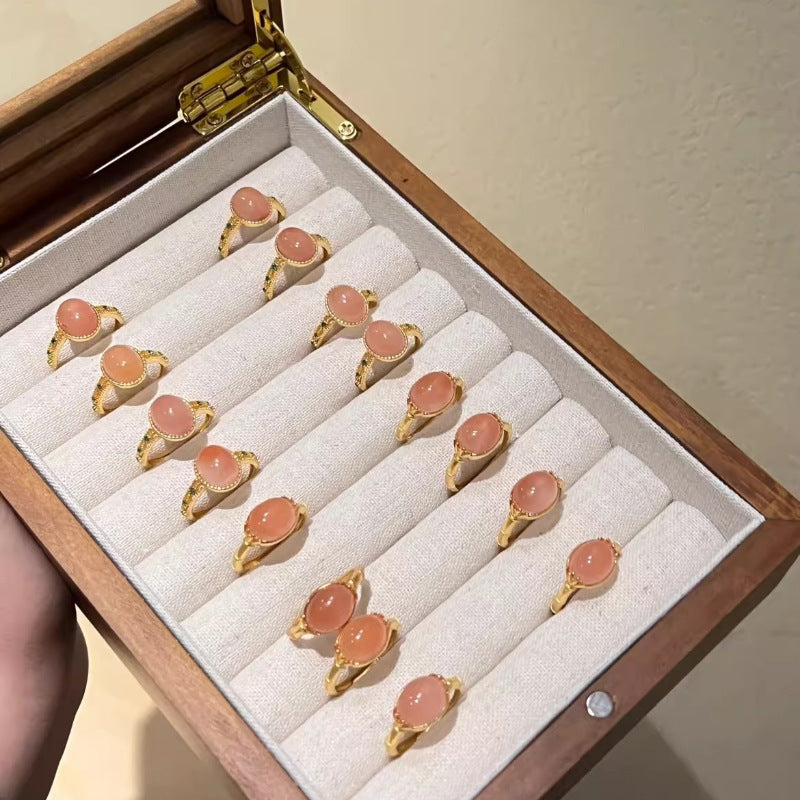 Damenring mit ovalem Rosenquarz und filigranem Golddesign Shop Nory