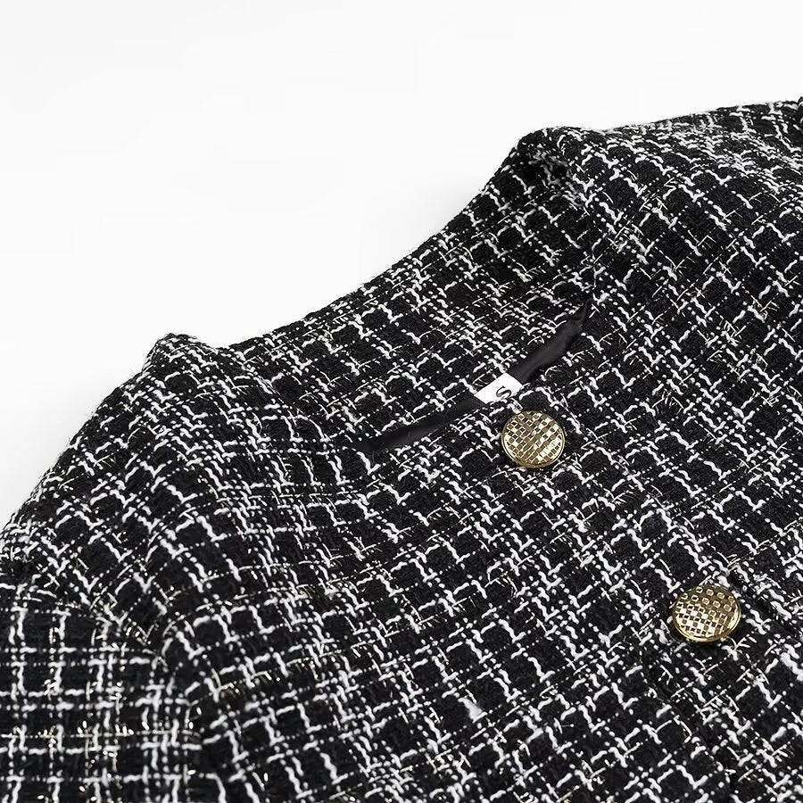 Damen Kurze Bouclé-Tweed-Jacke mit Rundhals, dekorativen Zierknöpfen und aufgesetzten Taschen Shop Nory