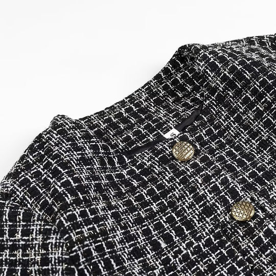 Damen Kurze Bouclé-Tweed-Jacke mit Rundhals, dekorativen Zierknöpfen und aufgesetzten Taschen Shop Nory