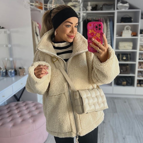 Damen Boxy-Teddyfleece-Jacke mit Stehkragen, Zwei-Wege-Reißverschluss und aufgesetzten Taschen Shop Nory
