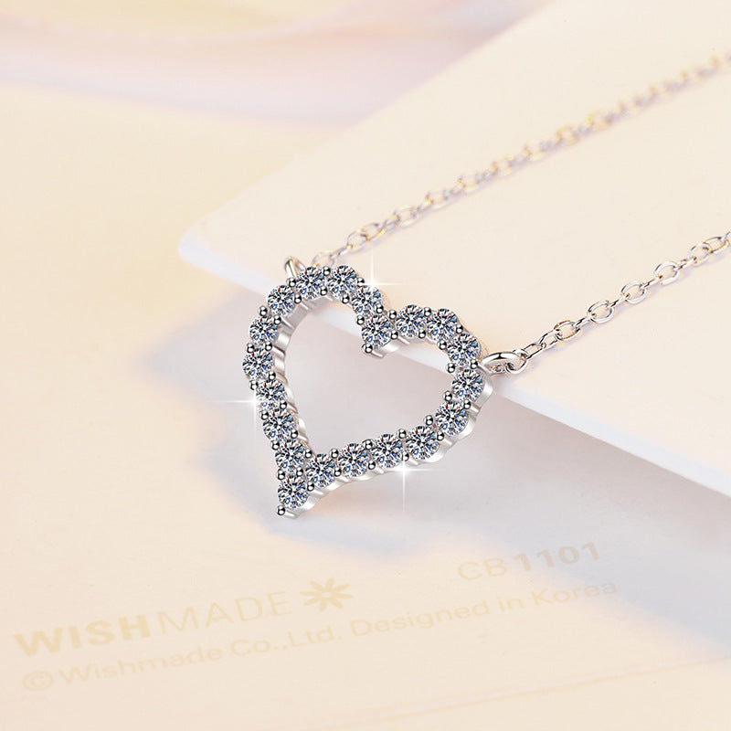 Damen Halskette mit einem liebevollen Herzanhänger und funkelnden Kristallen Shop Nory