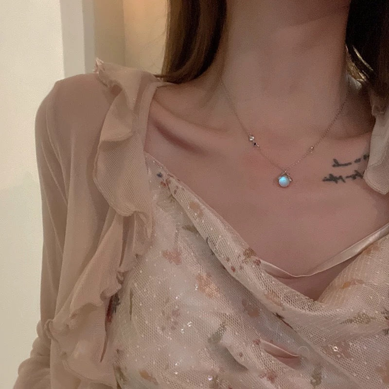 Damen Halskette mit schimmerndem Edelsteinanhänger und eleganten Silber-Details Shop Nory
