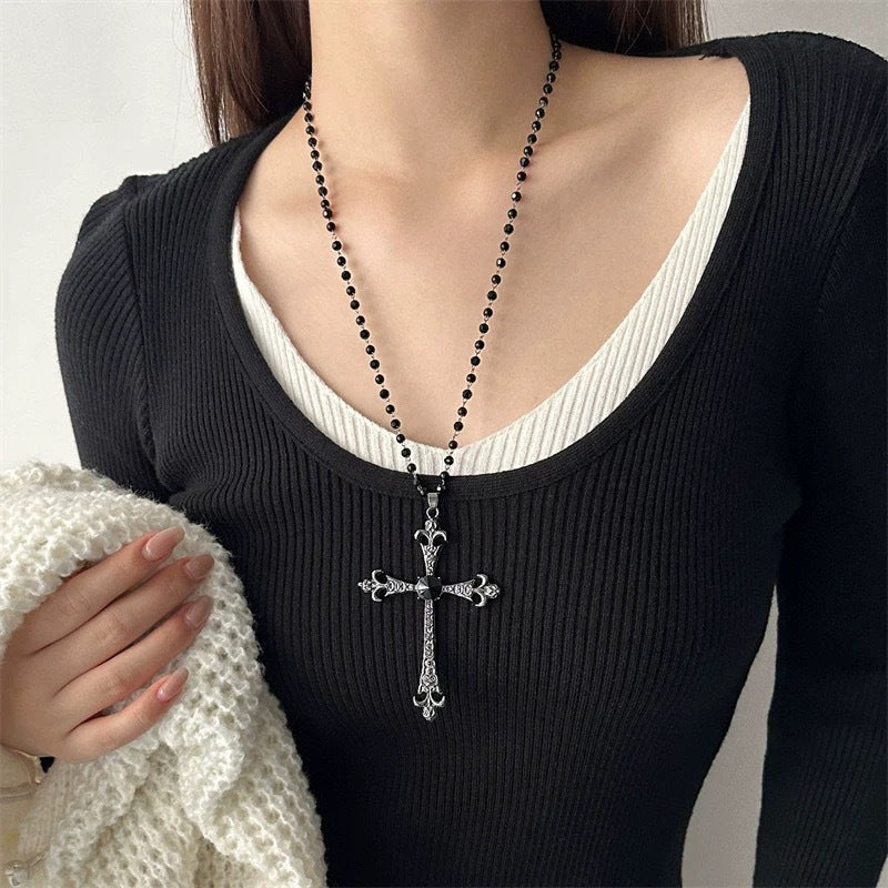 Damen Kette mit funkelndem Kreuzanhänger und eleganten Perlendetails Shop Nory