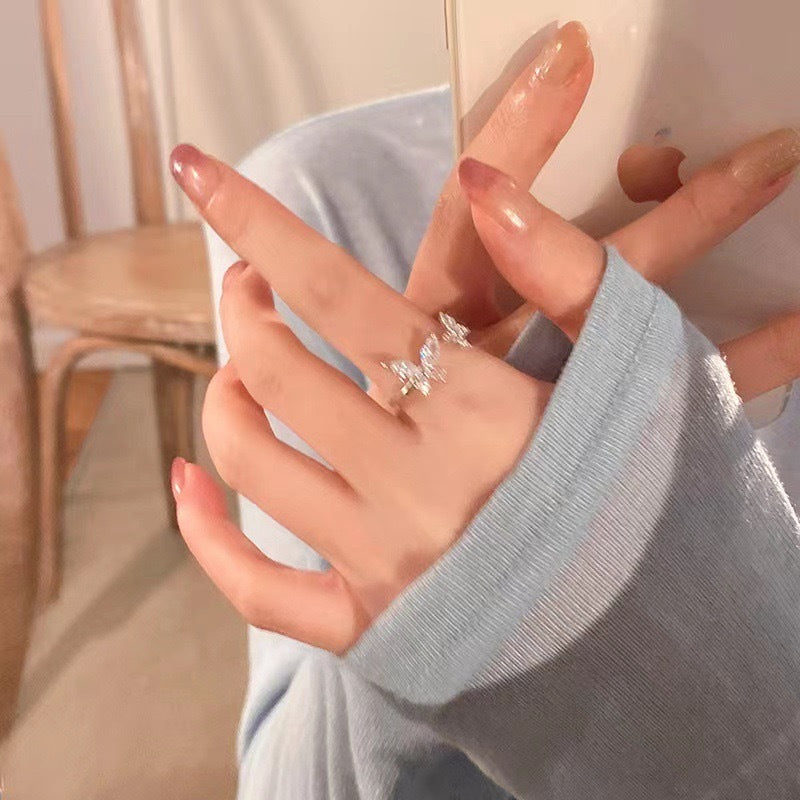 Damen Ring mit filigranem Schmetterlingsdesign und funkelnden Zirkonia Shop Nory