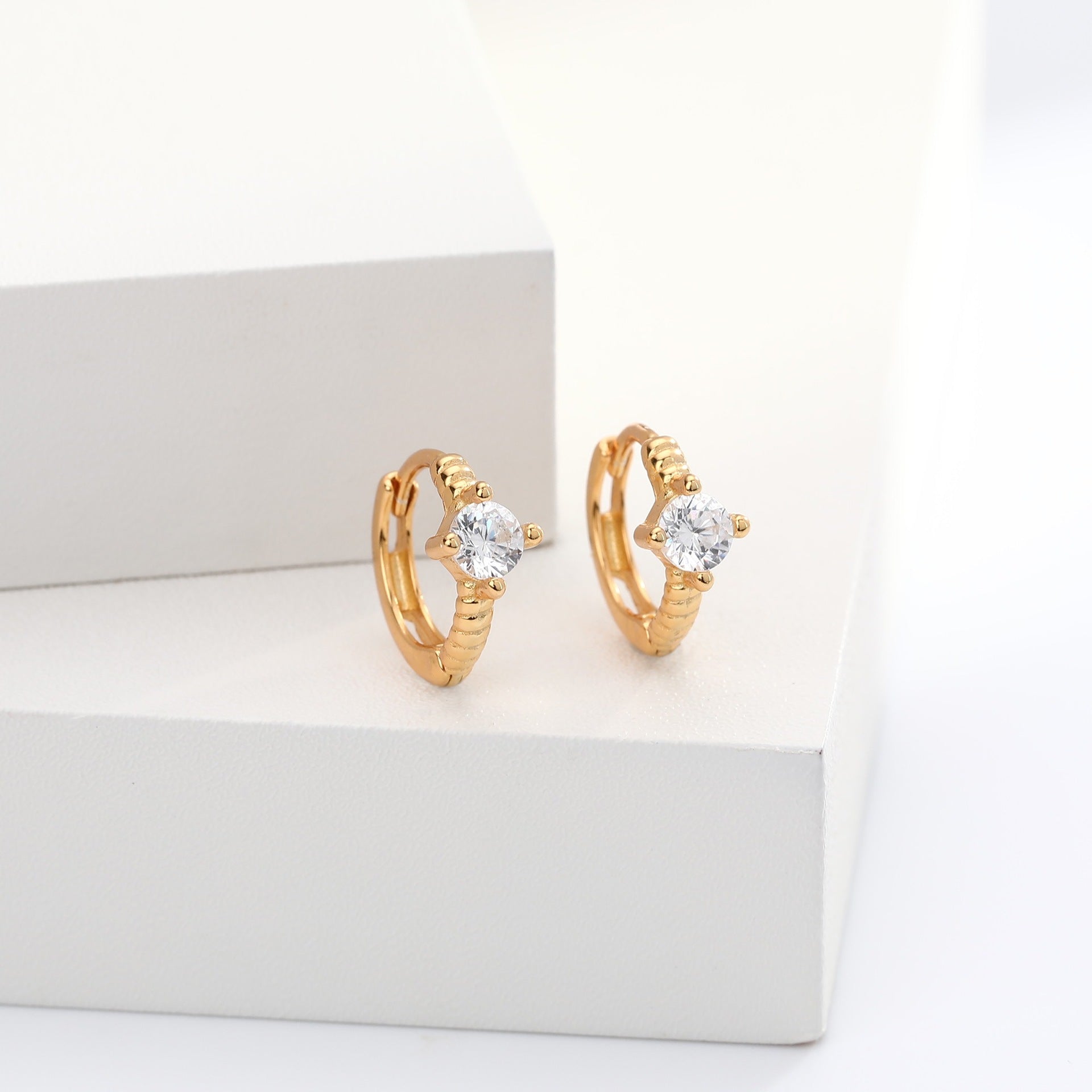 Damen Ohrhänger mit hochwertigem Zirkon und goldfarbener Fassung Shop Nory