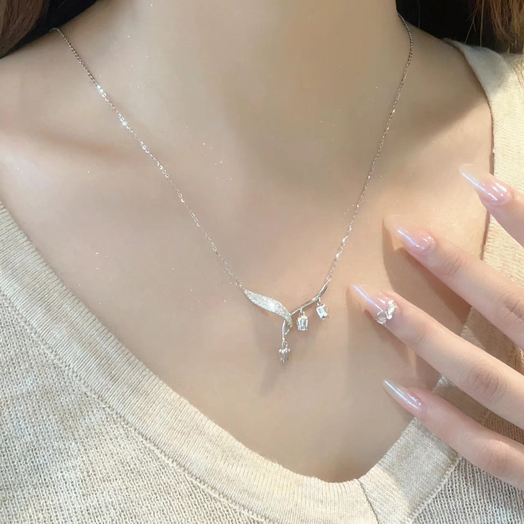 Damen Halskette mit elegantem Blattdesign und funkelnden Akzenten Shop Nory