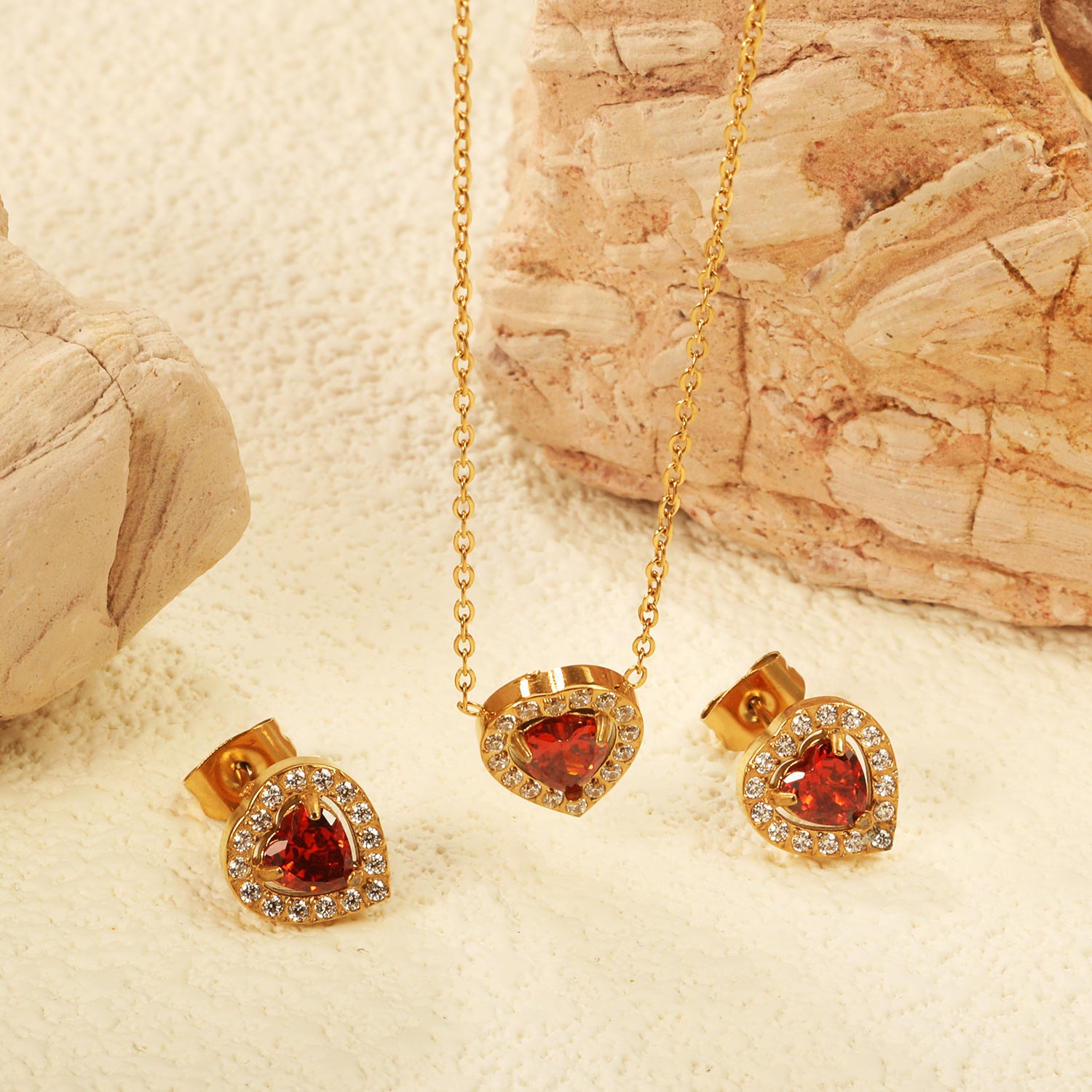 Damen Schmuckset mit funkelnden roten Zirkonia und elegantem Goldüberzug Shop Nory