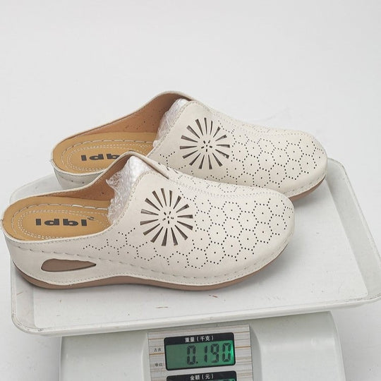 Damen Bequeme Perforierte Slipper-Mules mit Blumenstanzung und gepolstertem Fußbett Shop Nory