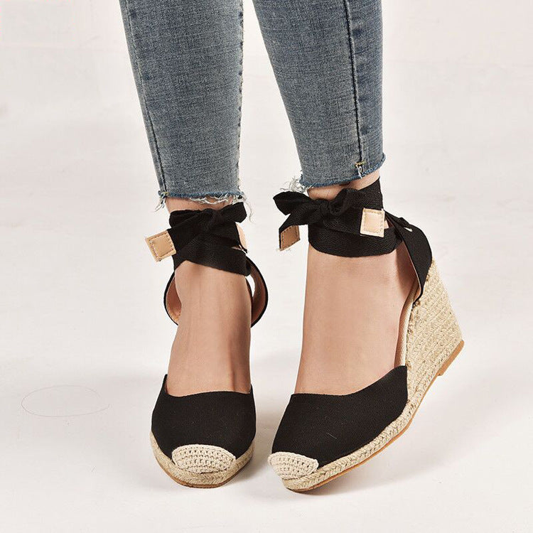 Damen nan Textil-Espadrille mit Bastkeil, Schleifenband-Knöchelriemen und gehäkelter Zehenkappe Shopnory