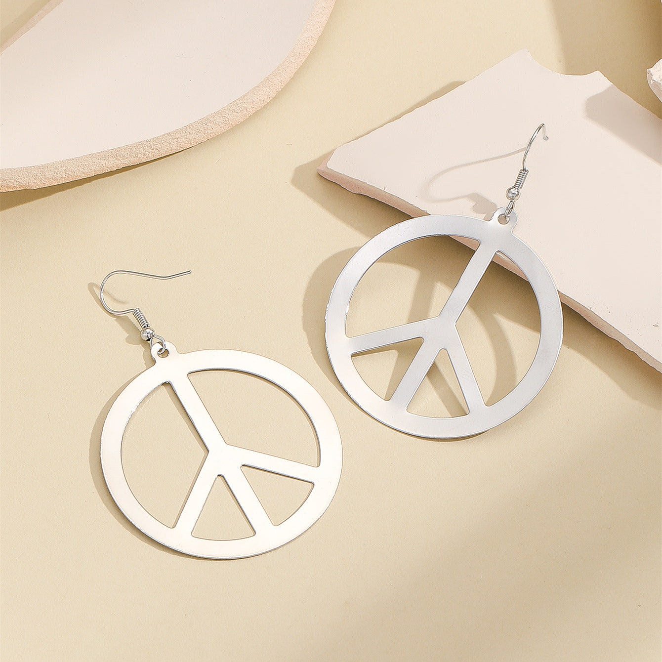 Damen Ohrringe mit skulpturalem, blütenförmigem Design Shop Nory